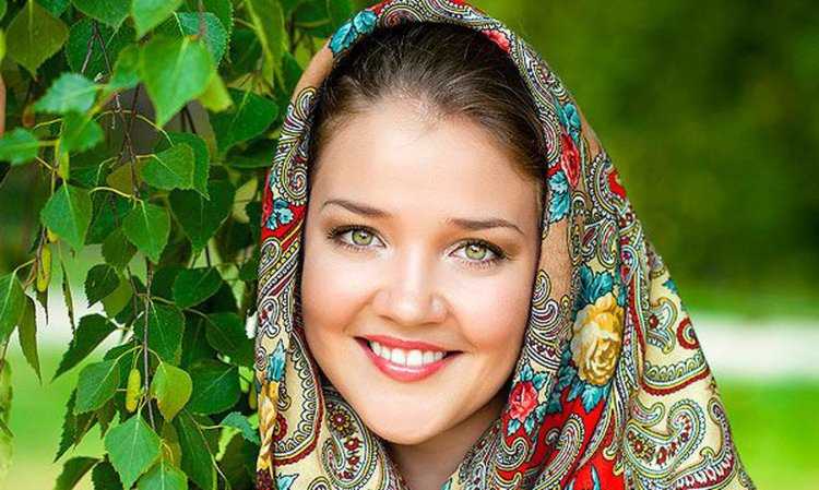 Девушка в платочке