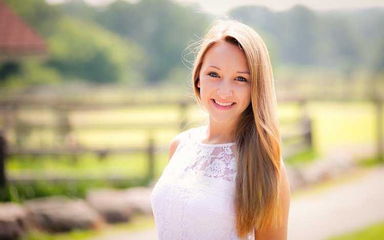 Девушка с милой улыбкой