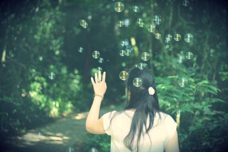 Девушка с черными волосами в лесу