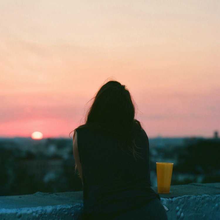 Девушка со спины вечером