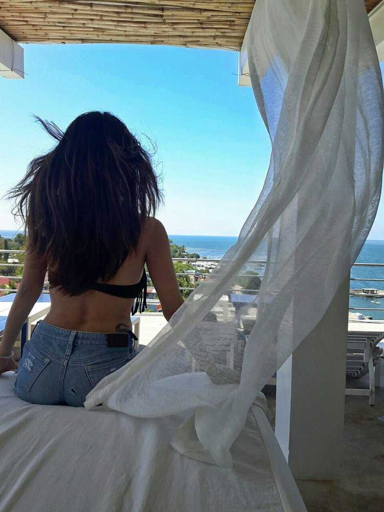 Брюнетка со спины летом