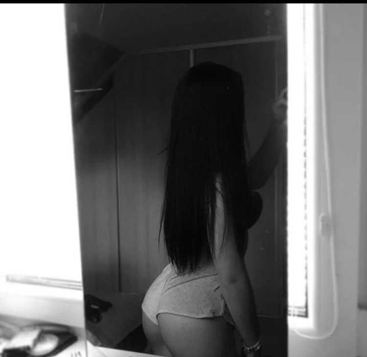 Девушка у зеркала со спины