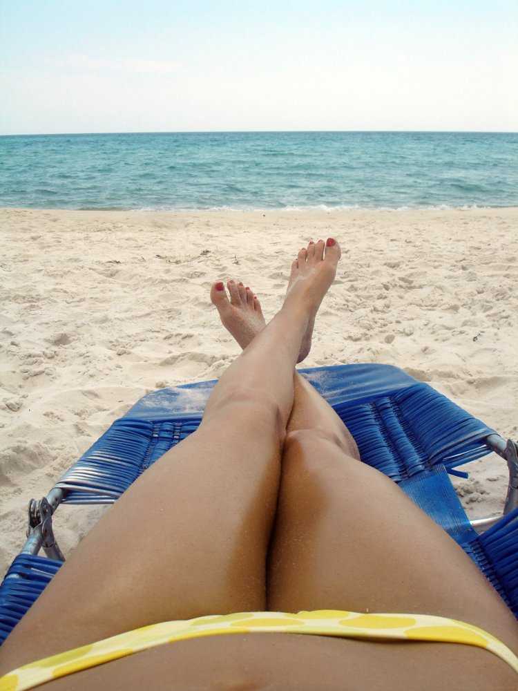 Женские ноги на море