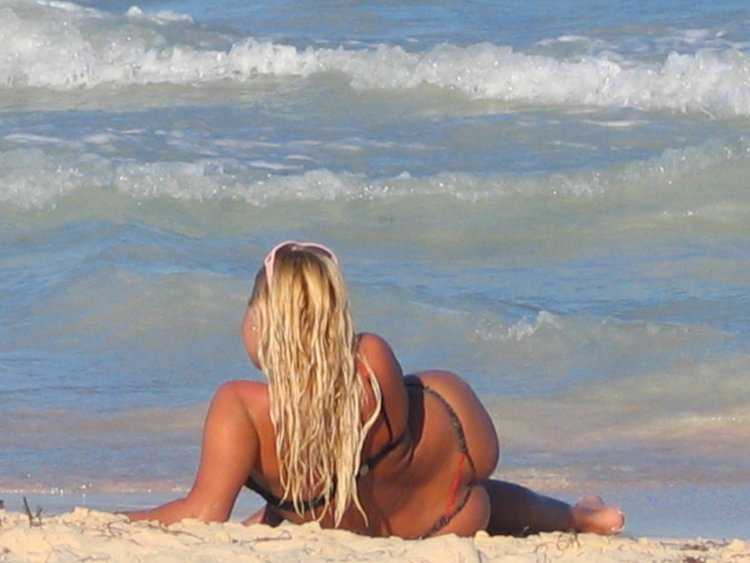 Полные девушки в стрингах на пляже