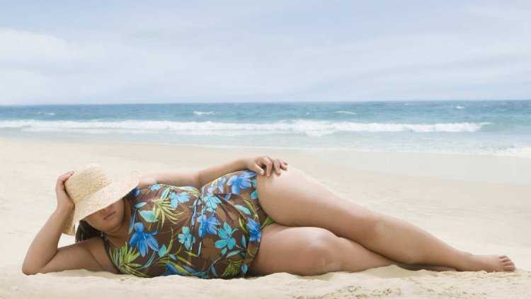 Полные девушки на море