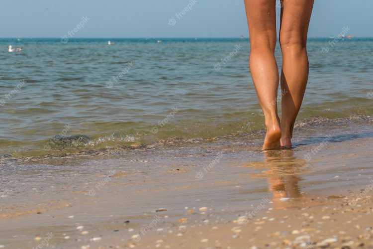 Ноги на пляже