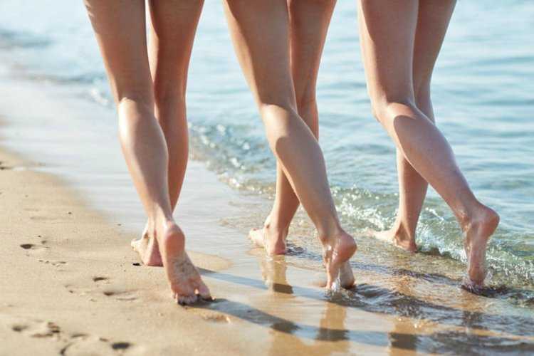 Между ног у женщин на пляже