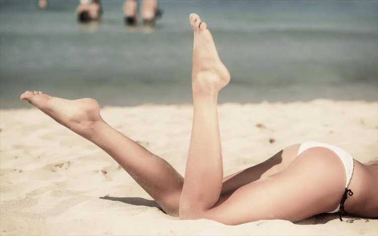 Крупные женские ножки на пляже
