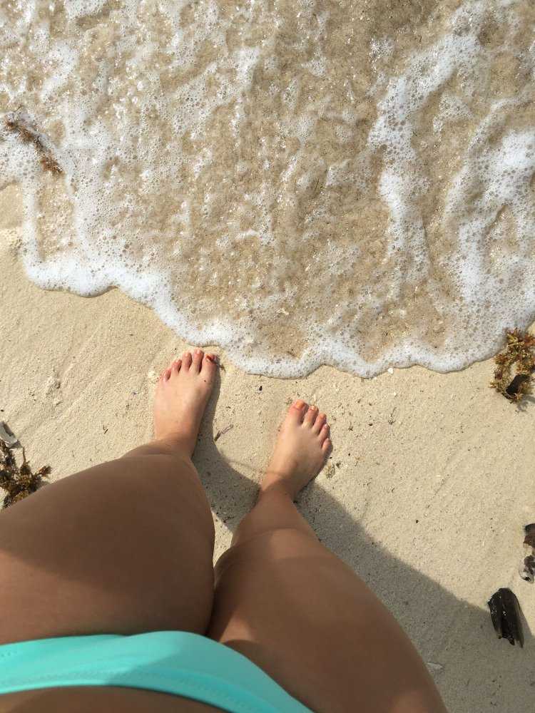 Ножки девушек на пляже