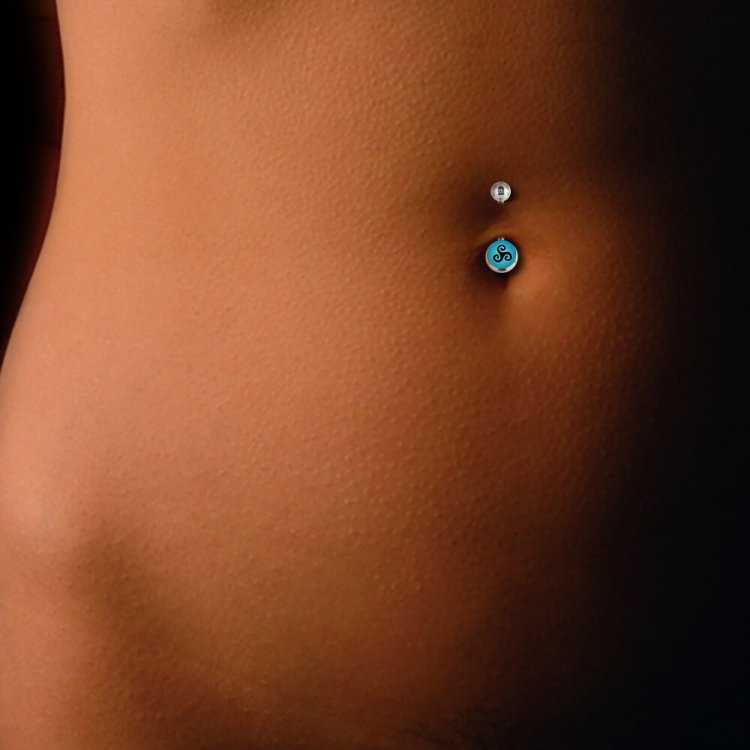 Сережка в пупок красная