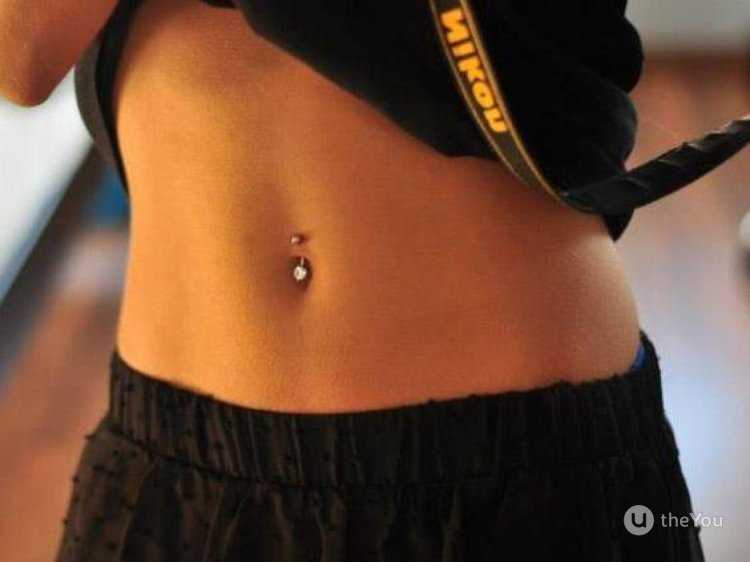 Красивый живот с пирсингом