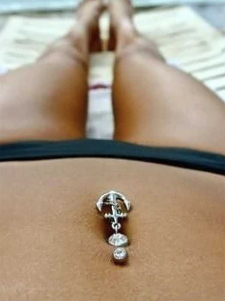 Пирсинг пупка бикини