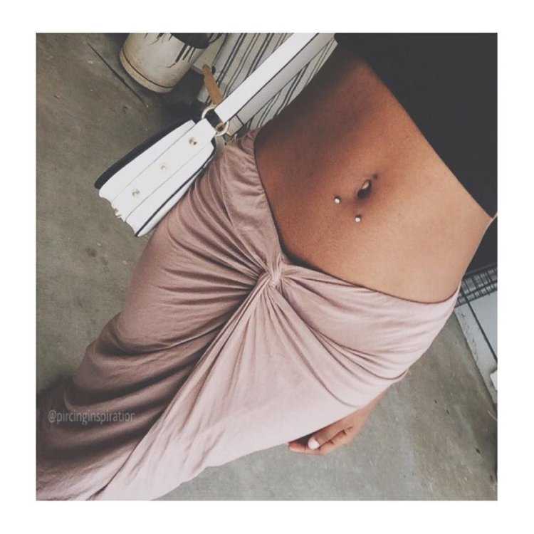 Открытый живот с пирсингом