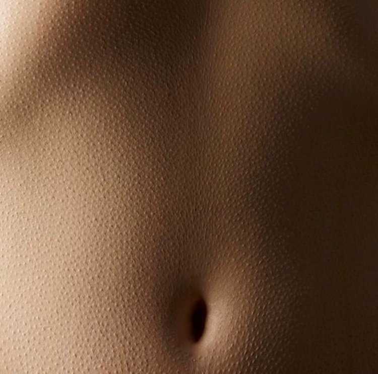 Пупок девушки