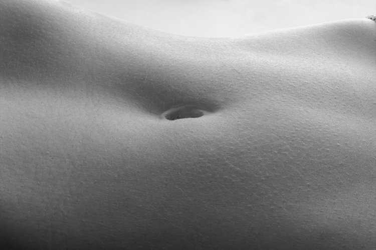 Женский животик и пупок выпуклый