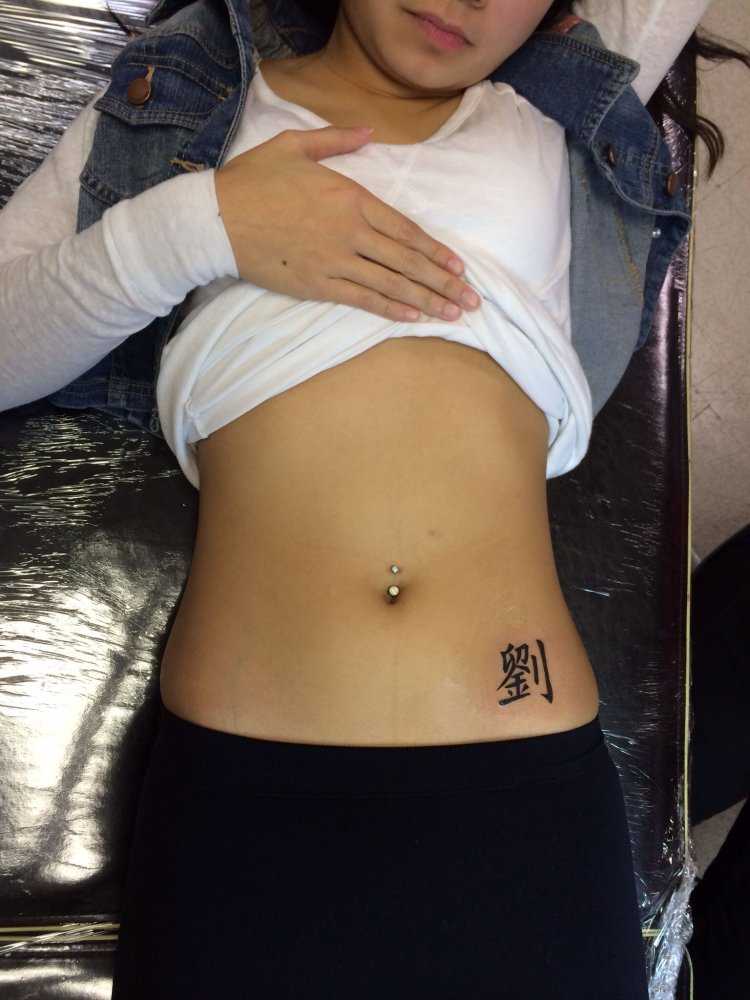 Тату над пупком