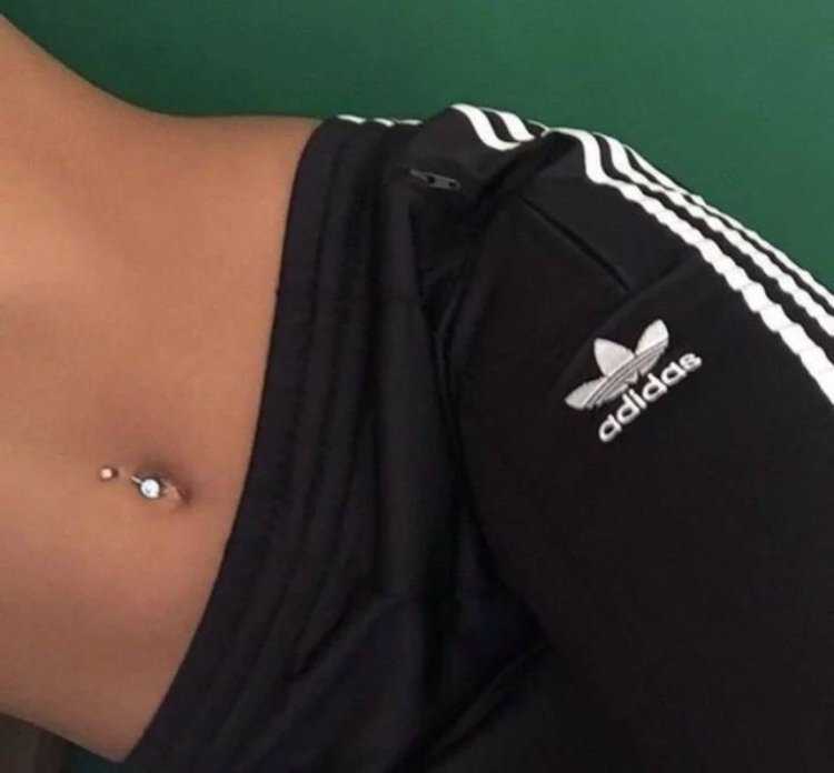 Пирсинг пупка спортивной девушки