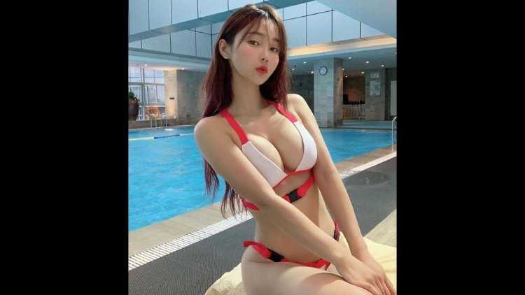 Грудастая кореянка в купальнике