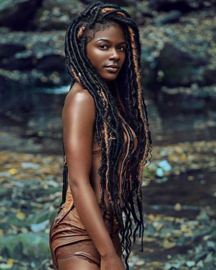 Девушка с африканскими барабаном