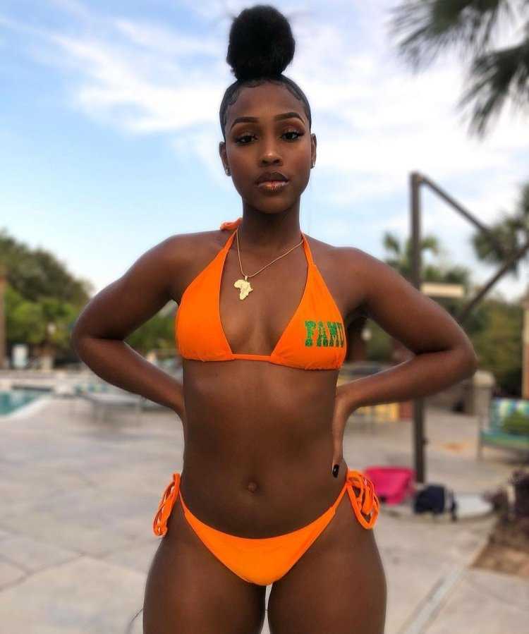 Девушка негр в купальнике