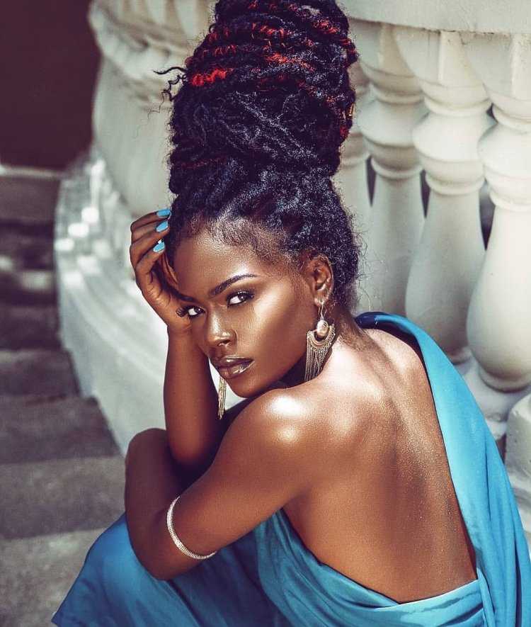 Африканка с большими бедрами