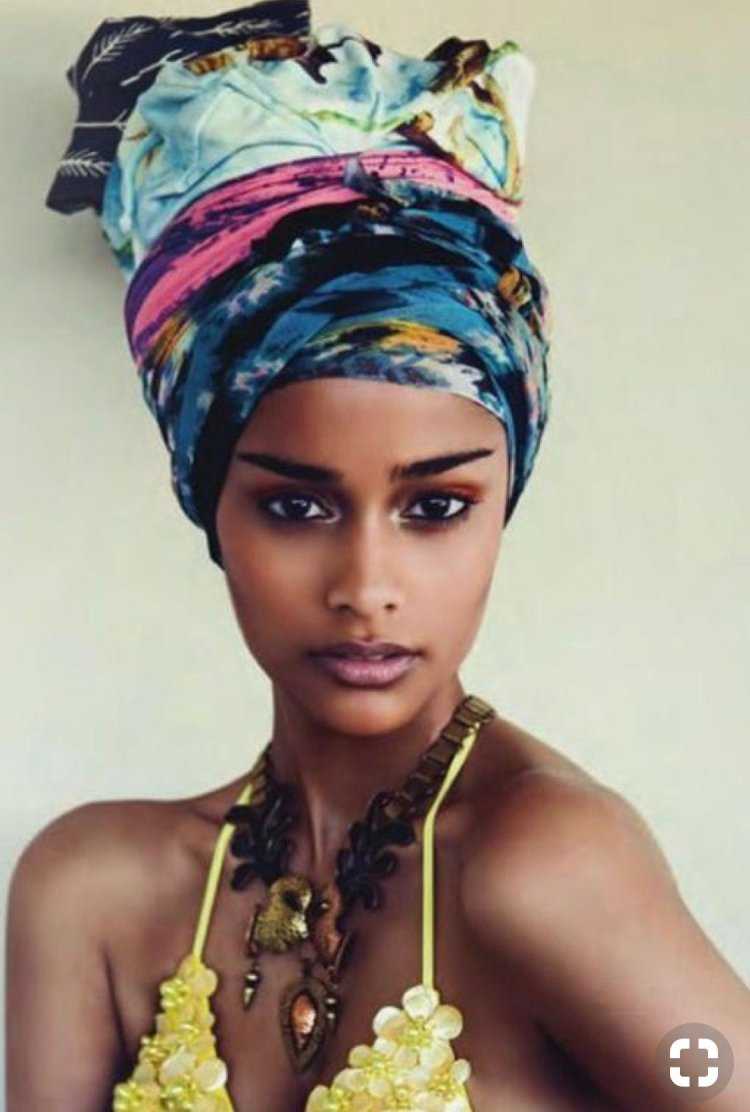 Темнокожая девушка в платье