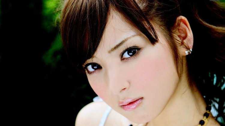 Японка подмигивает