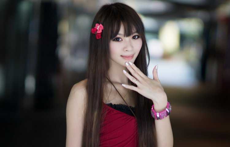 Милая азиатская девушка