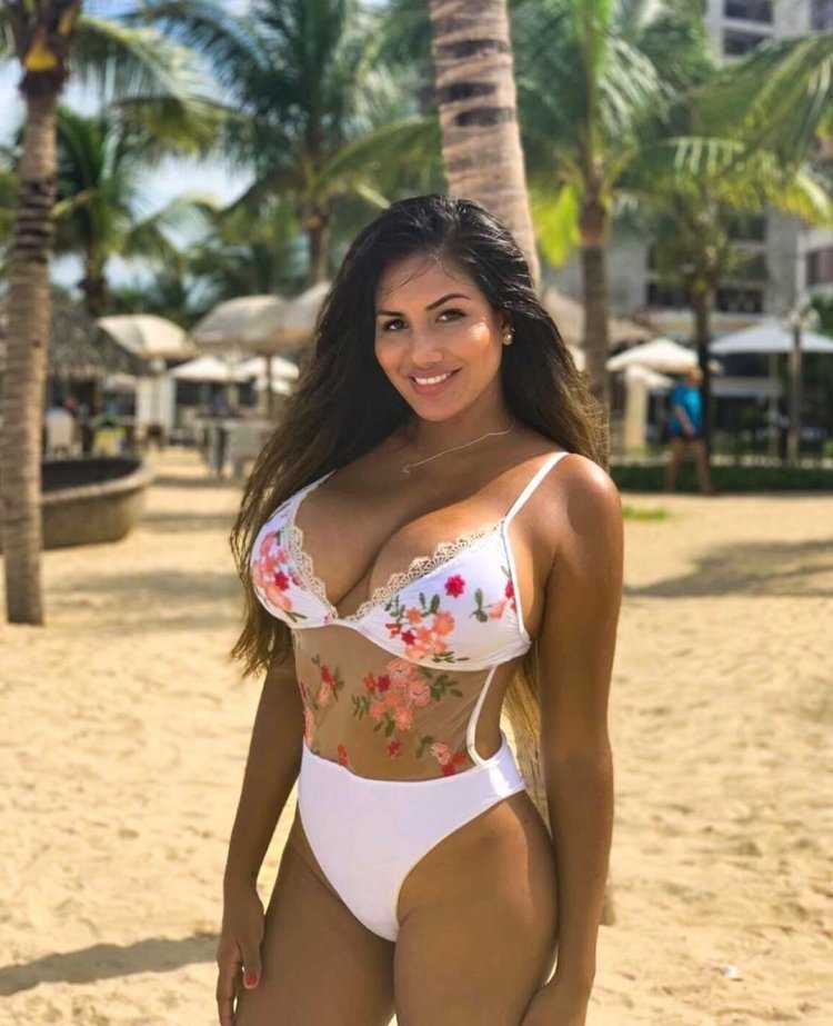 Eiza Gonzalez в бикини