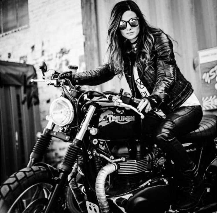 Рокерша на мотоцикле