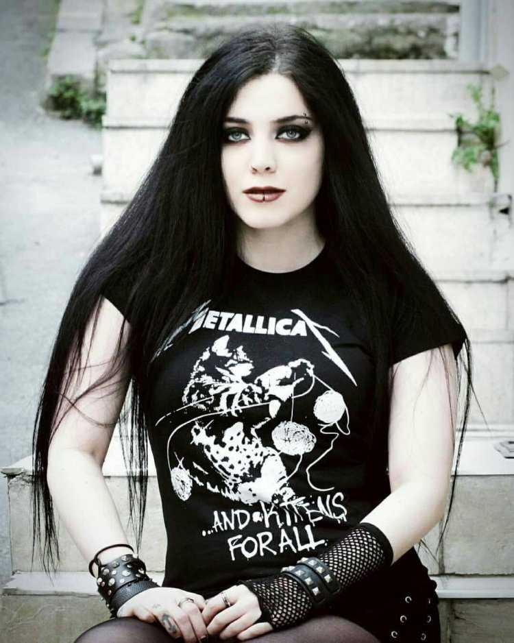 Блэк металлистка Анахита