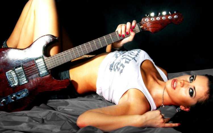 Девушка с бас гитарой