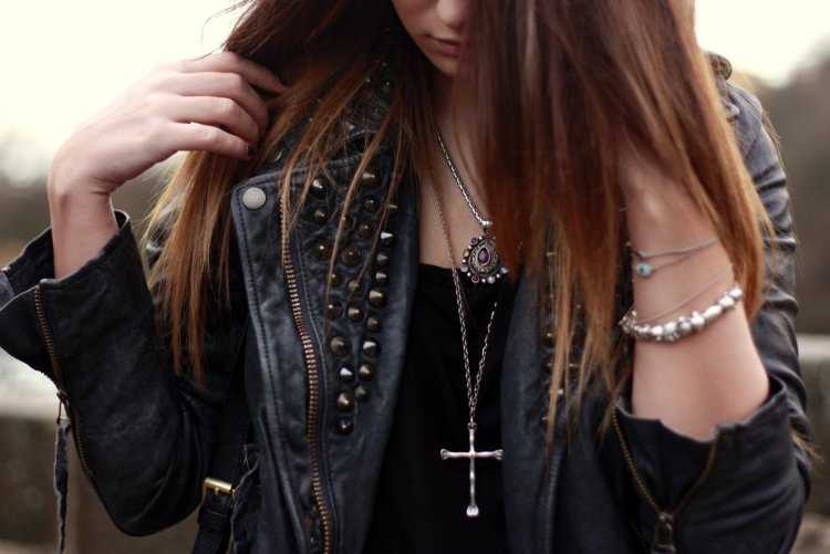 Рокерша со спины