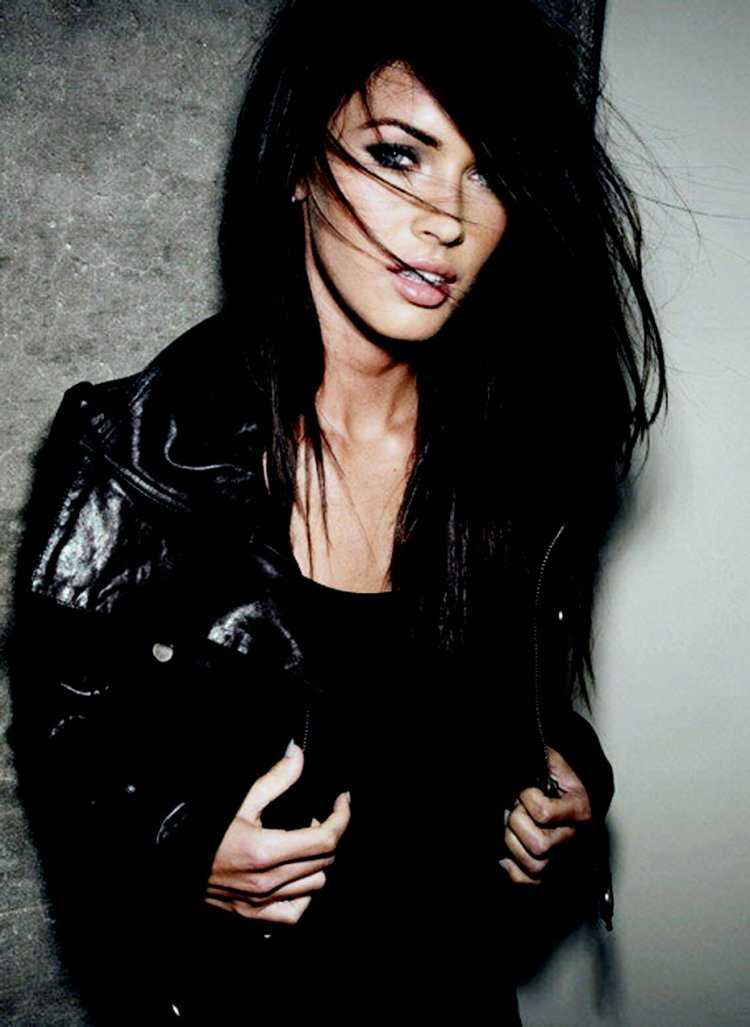 Дерзкая брюнетка