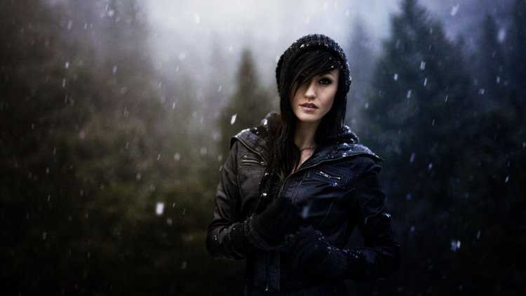 Девушка в кожаной куртке