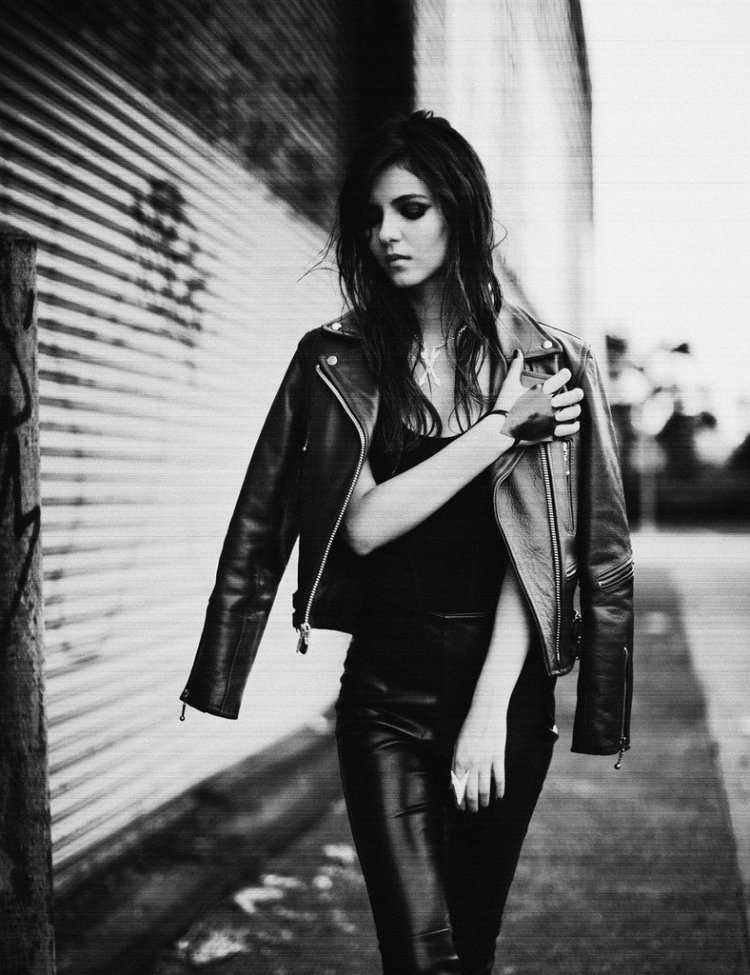 Виктория Джастис черное белое