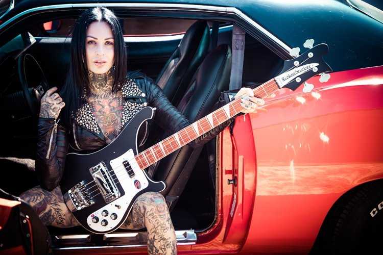 Девушка с бас гитарой