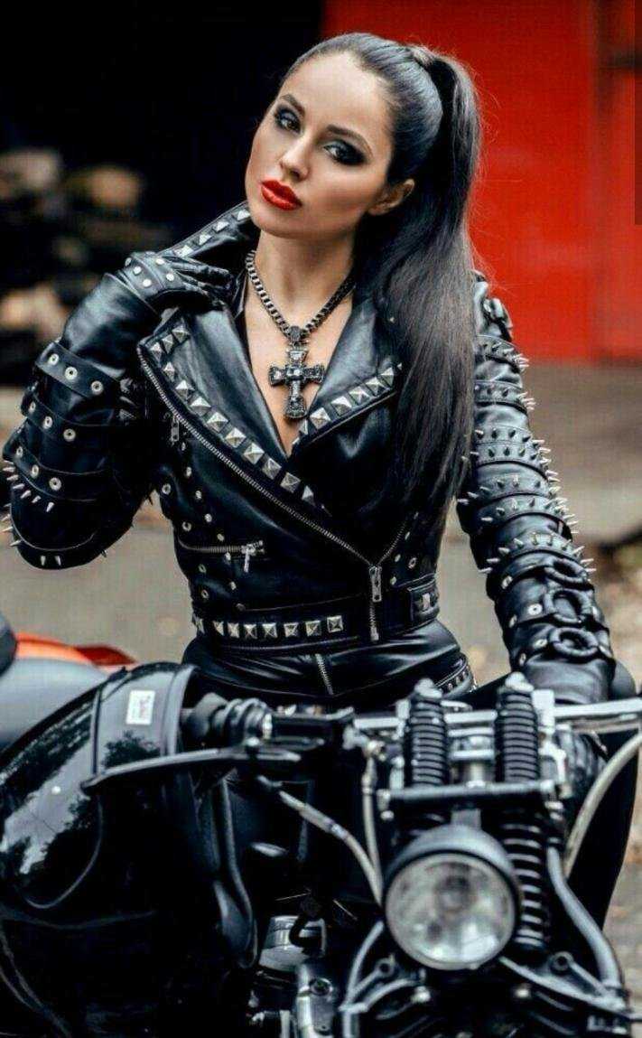 Девушка байкер