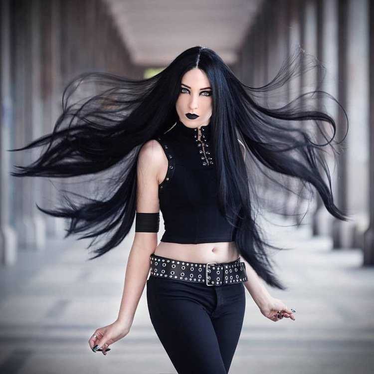 Девушка с длинными черными волосами