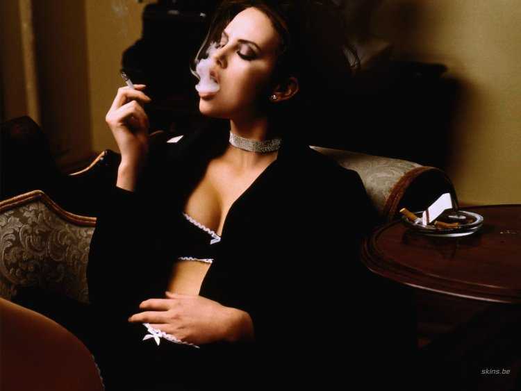 Шарлиз Терон в Нижнем белье курит