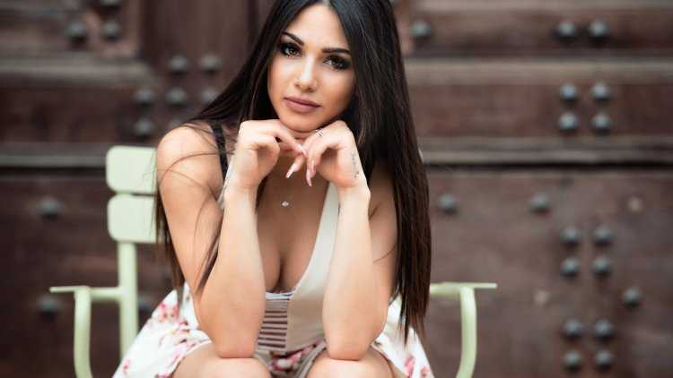 Сабрина брюнетка