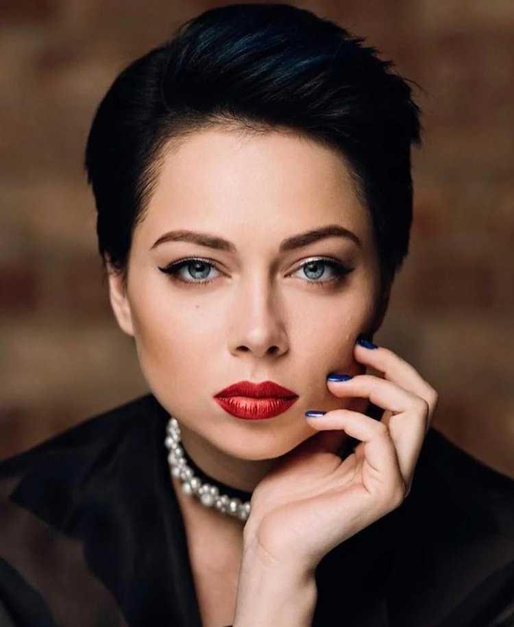 Актриса Настасья Самбурская