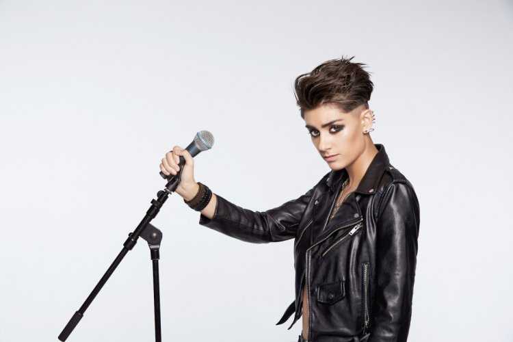 Певица Эмма эм