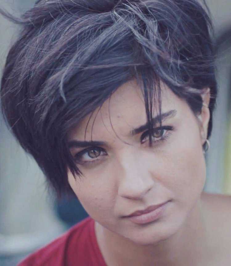 Туба Бюйюкюстюн короткая стрижка