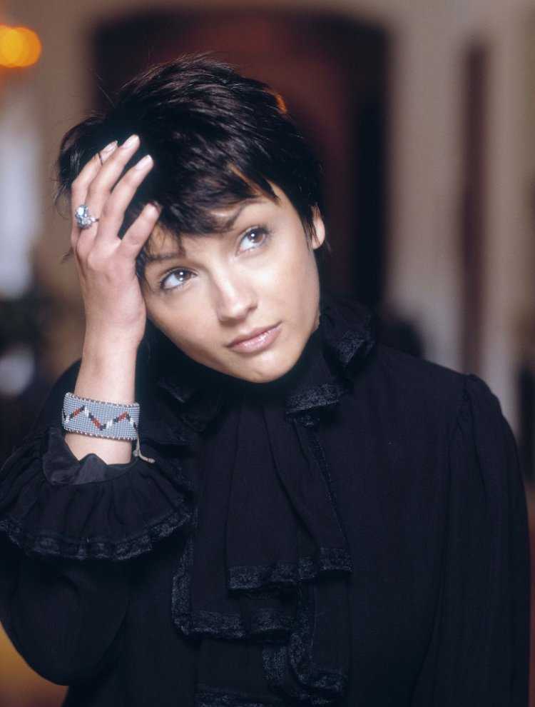 Рейчел Кук с короткими волосами