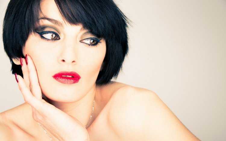 Макияж с короткой стрижкой для брюнетки