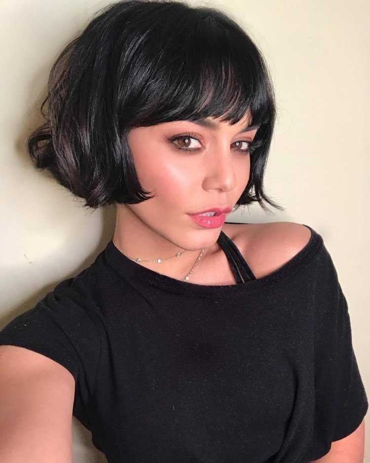 Blunt Bob стрижка с челкой