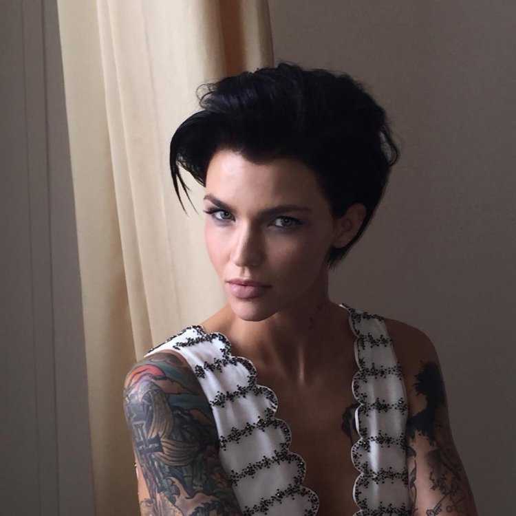 Руби Роуз короткая стрижка