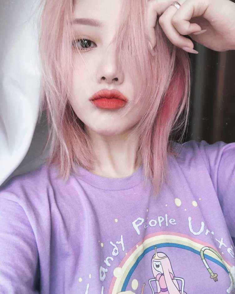 Корейка с цветными волосами