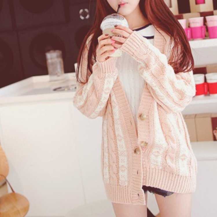 Кореянка в свитере